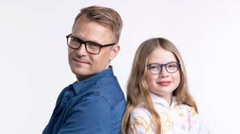Mann og jente med Verdi briller